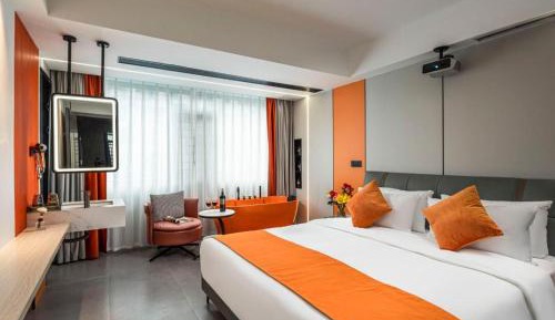 Deluxe King Room with Bathtub