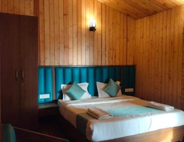 Deluxe Double Room with Side Sea View