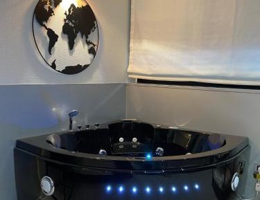 Queen Suite with Spa Bath