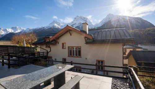 Apartment with Mountain View