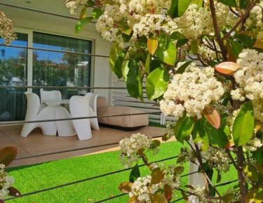 Deluxe One-Bedroom Apartment with Garden