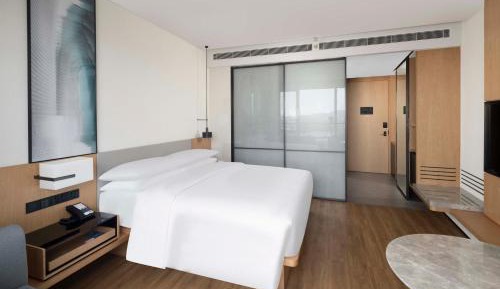 Premium King Room with Mountain View