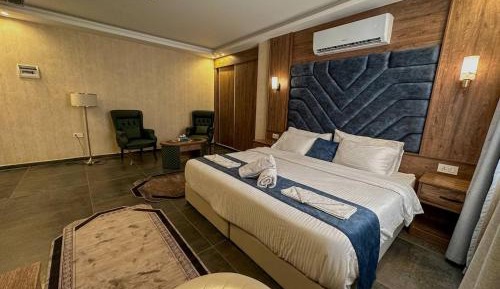 Deluxe King Suite