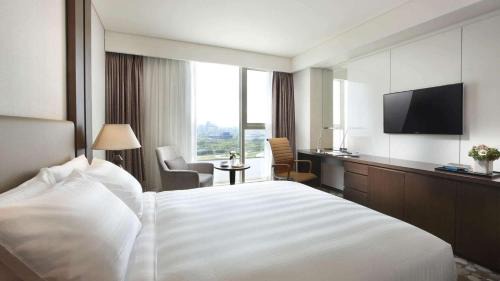 Hollywood Double Room with Breakfast for 1 Person - Late Check-in 18:00