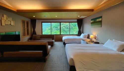 Suite with Mountain View