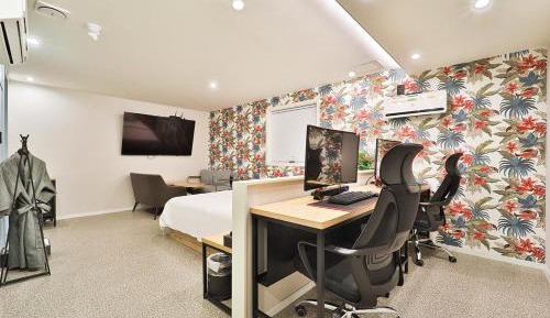 Suite Room with 2 Computers
