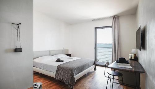 Deluxe King Double Room with Balcony - Lake View