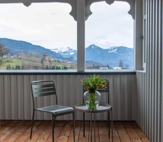 Apartment with Mountain View