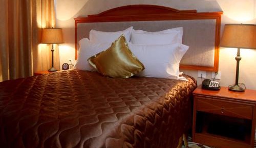 Deluxe Queen Suite