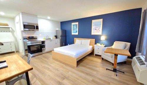 Queen Room with Kitchen