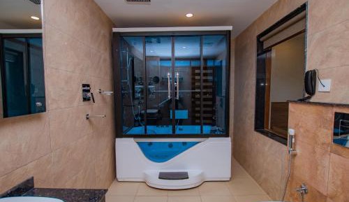 Suite Room with Steam and Jacuzzi