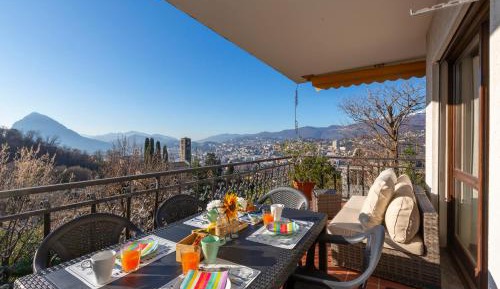 Apartment with Mountain View