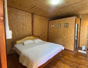 Deluxe Room (2 Adults + 1 Child)