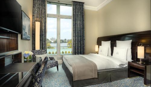 Superior Lake View, Guest Room with 1 King, Lake view