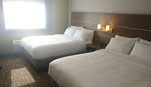 Standard Queen Room with Two Queen Beds and Tub - Mobility/Communications Accessible