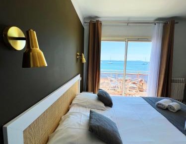 Classic room with balcony and sea view
