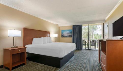 King Room with Balcony - Non-Smoking