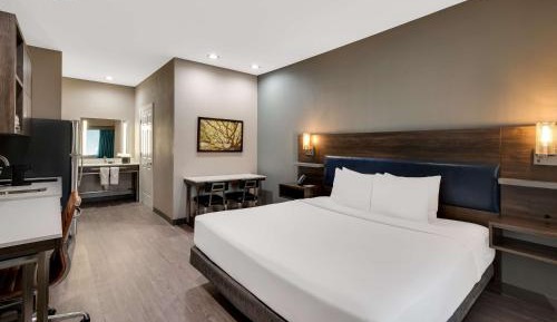 King Suite with Bathtub - Mobility Accessible/Kitchenette/Non-Smoking