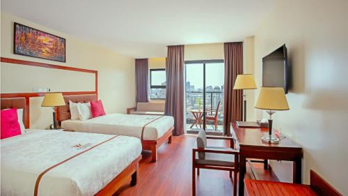Landmark Twin Bed with Balcony