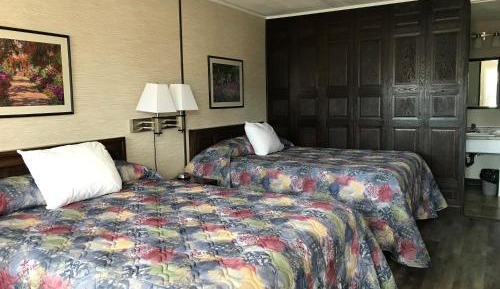 Double Room with Two Queen beds Non-smoking
