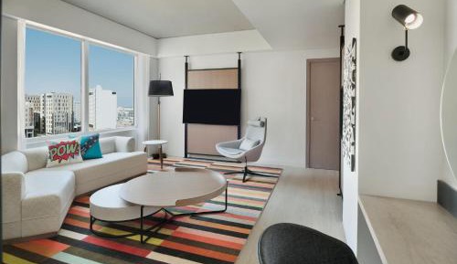 Breezy King Suite with Sofa and City View - Free Shuttle to OCEC & Mall of Oman