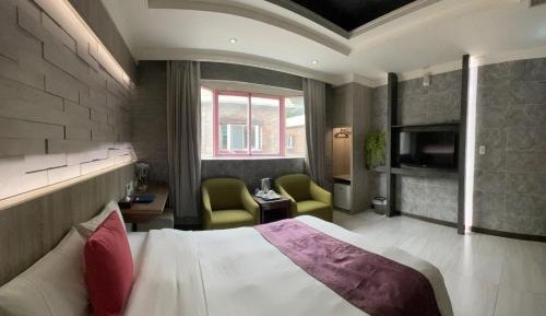 Standard Queen Room