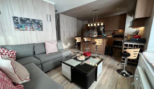 Apartment with Mountain View
