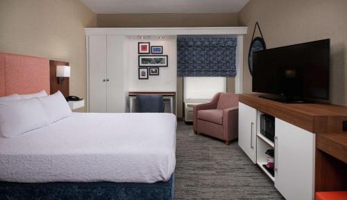 Queen Room with Roll-In Shower - Disability Access/Non-Smoking