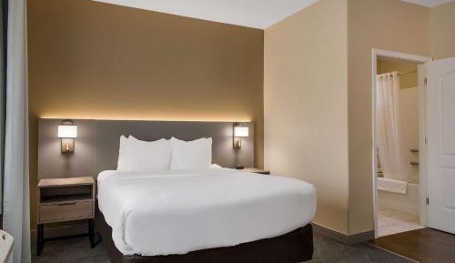 Standard Queen Room with Tub- Mobility Accessible/Non-Smoking