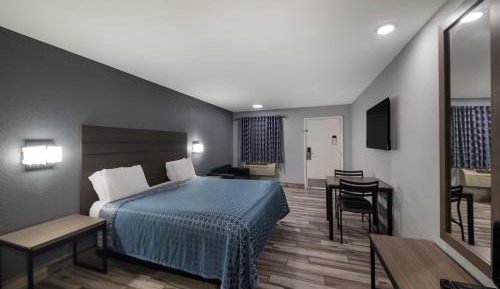 1 King Bed Non-Smoking