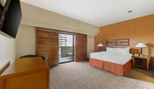 2 BEDROOM 2 KINGS DELUXE SUITE ROLL IN SHOWER