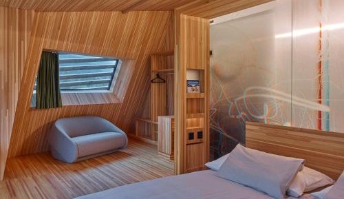 Deluxe Double Room (2 Adults + 1 Child)