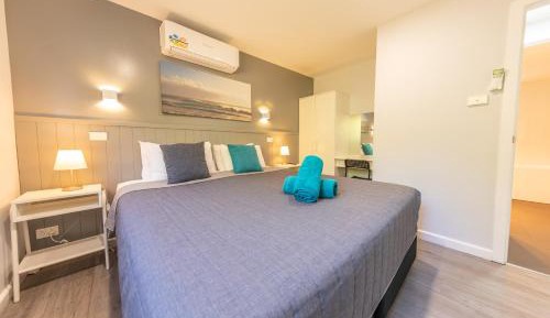 Family Bungalow with Full Kitchen & Laundry - Not Pet Friendly