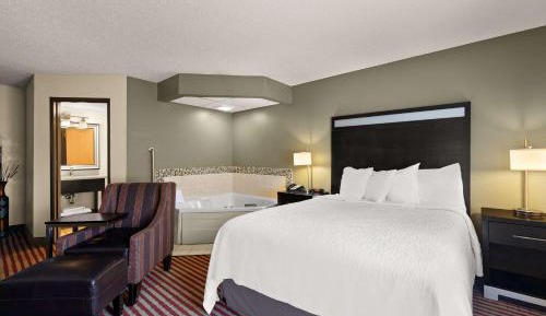 Queen Room with  Whirlpool - Non-Smoking