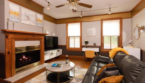 Deluxe Queen Suite
