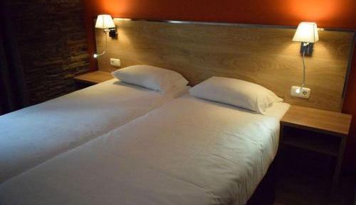 Standard Twin Room with Mountain View