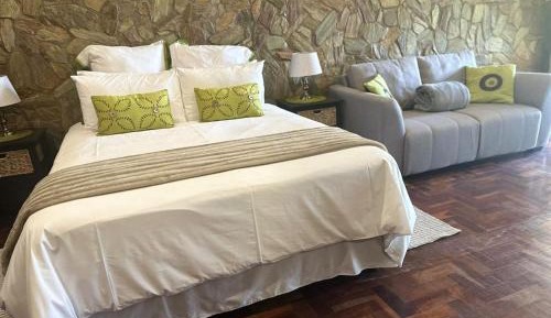 Deluxe Double Room (2 Adults + 1 Child)