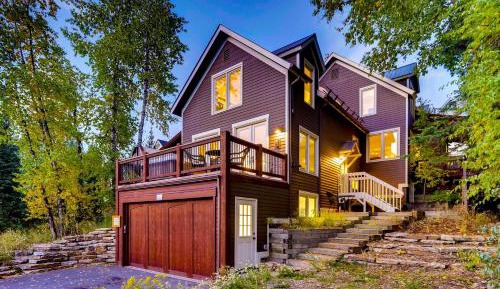 Ten-Bedroom Holiday Home