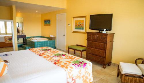 One-Bedroom Suite with One King and One Queen Bed and Spa Bath - Wet Bar