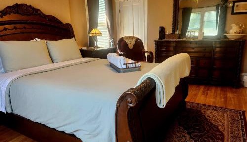 Deluxe Queen Room