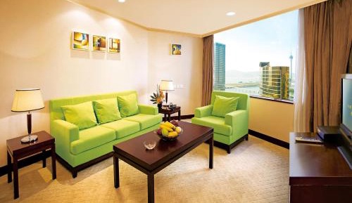 Deluxe Queen Suite