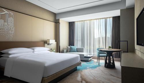 Business Guest Room with King Bed - high Floor