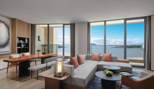One-Bedroom Premier King Suite with Balcony and Ocean View