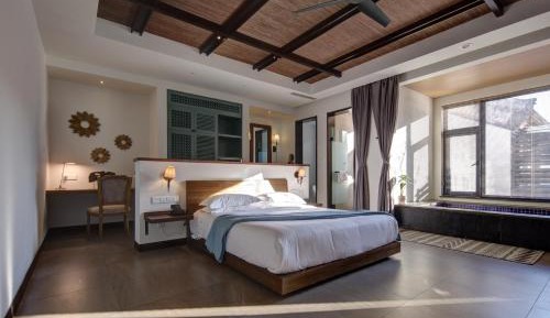 Queen Suite with Spa Bath