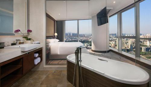 Towers Panaroma Suite, Tower Lounge access level, 1 King 