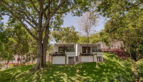 Villa with Garden View