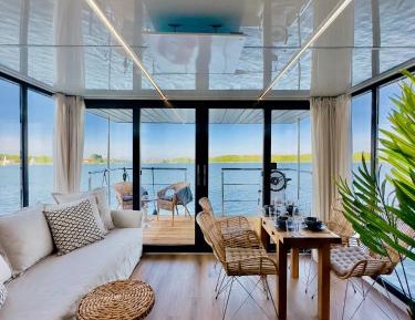 Bungalow - Water Front 