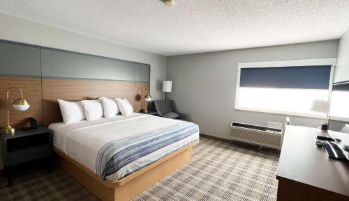 King Room with Mobility Access and Bathtub with Grab Bars, Non-Smoking