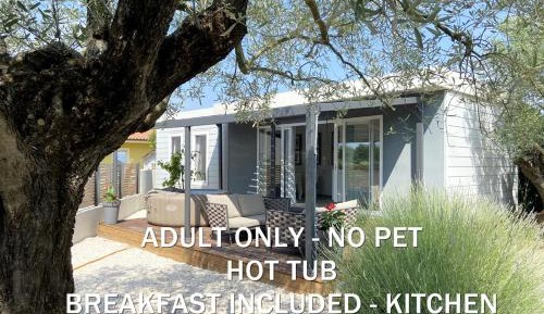 Comfort One Bedroom Mobile Home with Terrace and Hot Tub - No Pets