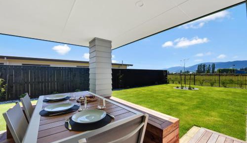 Villa with Garden View